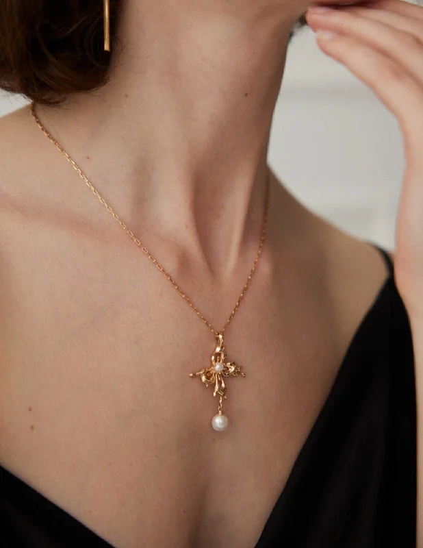 Hollow Butterfly Pearl Pendan Necklace