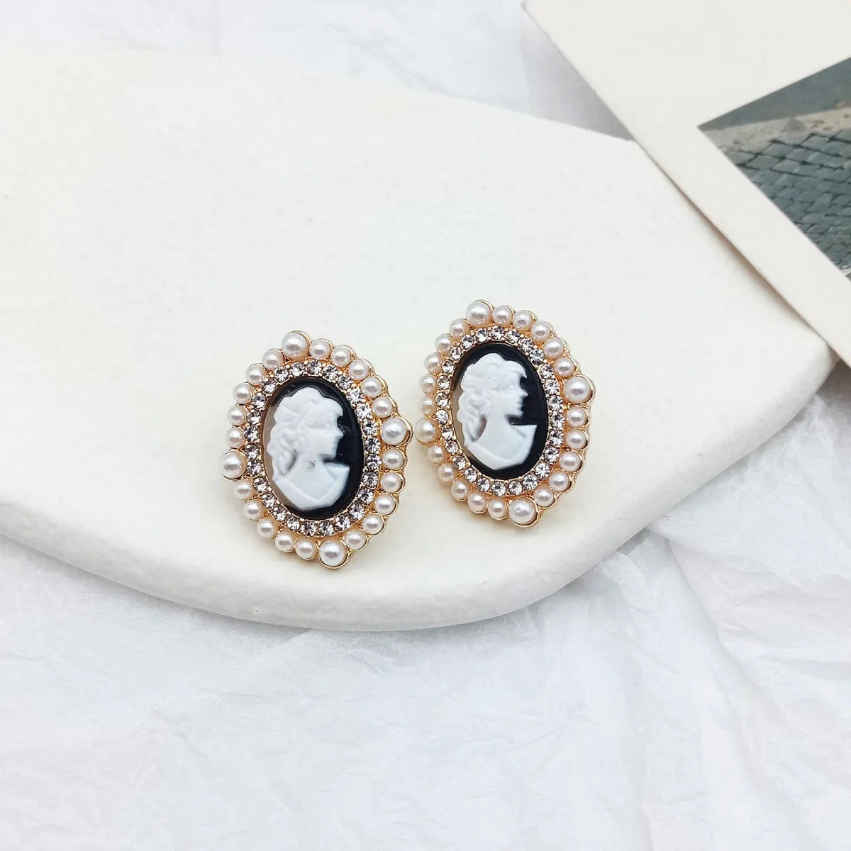 Simple Hoop Earrings for Brides-Luxurious Portrait Alloy Inlay Artificial Pearls Ear Studs