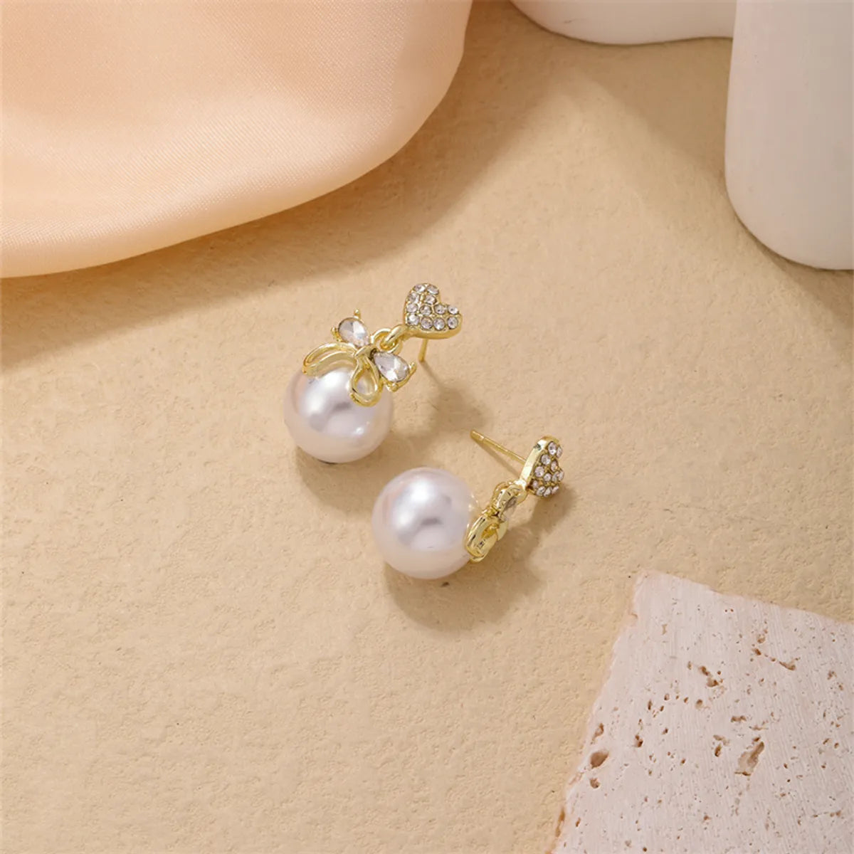 Classic Round Earrings-1 Piece Simple Style Heart Shape Bow Knot Plating Inlay Copper Pearl Zircon Gold Plated Ear Studs