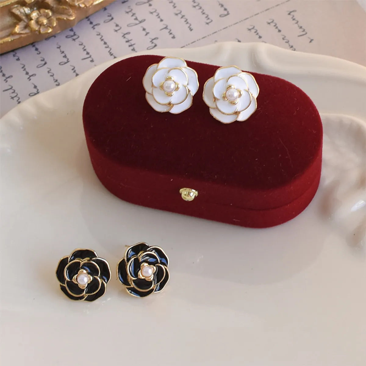 Tiny Huggie Earrings-Retro Simple Style Flower Alloy Enamel Inlay Pearl Women's Ear Studs