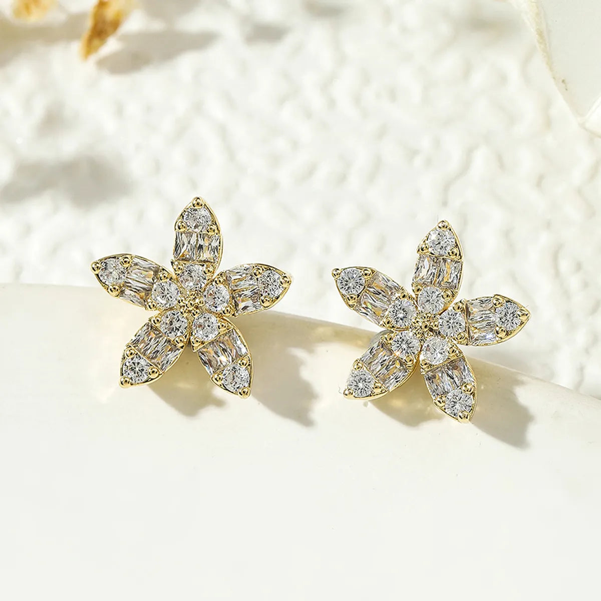 Heart Shaped Stud Earrings-1 Pair Simple Style Shiny Flower Plating Inlay Copper Zircon 18k Gold Plated Ear Studs